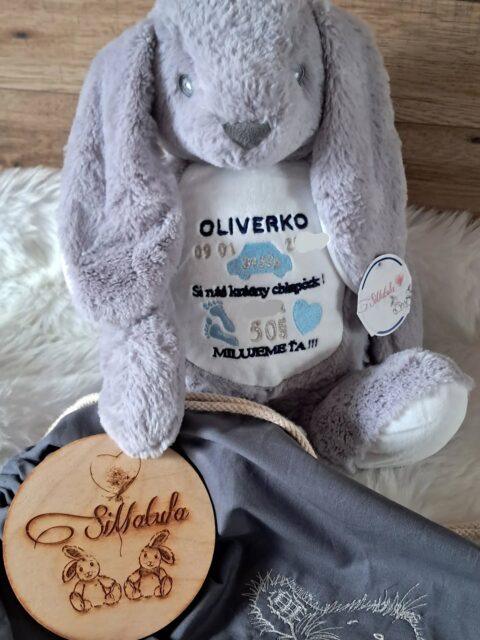 NOVÉ DIZAJNY VÝŠIVIEK sú tu! Ktorý si vyberiete? ✨

Hľadáte darček, ktorý nie je len „ďalšou hračkou v poradí“, ale stane sa pamiatkou na celý život? Náš obľúbený zajačik dostal novú garderóbu! 🧵🎨

Pripravila som pre vás čerstvú várku dizajnov, ktoré môžem vyšiť priamo na bruško tohto hebkého fešáka. Či už ide o meno bábätka, dátum narodenia, alebo roztomilý jarný motív k Veľkej noci – fantázii sa medze nekladú!

✅ Prečo si zamilujete zajačika SiMatula?

  Je veľký (až 60 cm s uškami!) a neskutočne jemný.

  Certifikovaný a bezpečný aj pre tie najmenšie rúčky.

 🎁DARČEK: Ku každému zajačikovi pribalím štýlový bavlnený vak.

👇 Napíšte mi do komentára alebo správy vašu predstavu a ja vám pripravím grafický návrh na odsúhlasenie!

alebo pozrite sa na ďalšie plyšové zvieratká 🦄🦉🐼🐨🐇🐻 https://www.simatula.sk/kat/personalizovane-plysove-hracky/

Krásny večer #simatula

#personalizacia #narodeniebabatka #darcekprebabatko #vysivanehracky