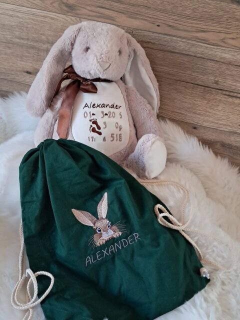 Kto povedal, že darčeky musia byť nudné? ✨

Mäkučký zajačik nie je len plyšák. Je to prvý najlepší priateľ, spomienka na detstvo.

Vďaka personalizovanej výšivke na brušku (meno, dátum narodenia) sa z neho stáva originálny darček k narodeniu bábätka, krstu či narodeninám, ktorý rastie spolu s dieťatkom. 🐇

🌸 Jemný, bezpečný a vyrobený s láskou.
🎁 bavlnený vak k objednavke ZDARMA
🩷🩵Objednaj na eshope 

https://www.simatula.sk/kat/personalizovane-plysove-hracky/

Spolu navrhneme plyšáčika presne podľa tvojich predstáv!

Krásny deň @simatula.sk
@SiMatula

#personalisiertegeschenke #babygiftideas plysovahracka #personalizovanydarcek #vysivka darcekprebabatko