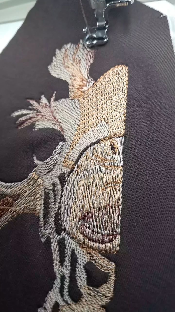 Voľný strih mikinky, nariasenie okolo krku, výšivka 🦒.

Jedinečné farebné kombinácie, strihy na zákazku alebo kúpiť na eshope www.simatula.sk

FB SiMatula
 IG SiMatula.sk
#simatula #zakazkovesitie #sijempredeti #obleceniprodeti #predeti