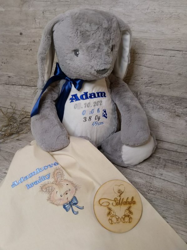 Plyšový šedý (malý) zajačik s personalizovanou výšivkou a darčekom